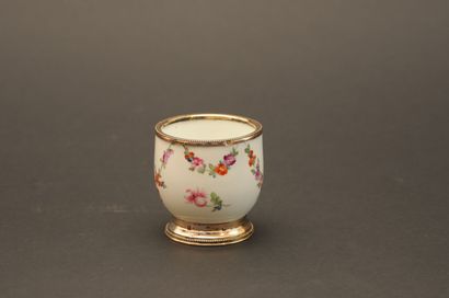null Pot à crème en porcelaine de Dresde blanche à décor de guirlandes de fleurs...
