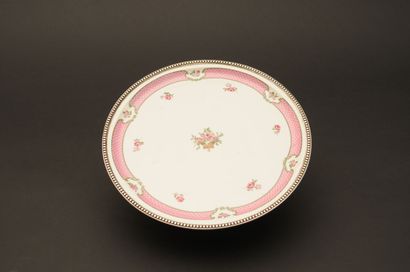 null Deux plats en porcelaine d'Haviland, Limoges, à décor sur l'aile de réserves...