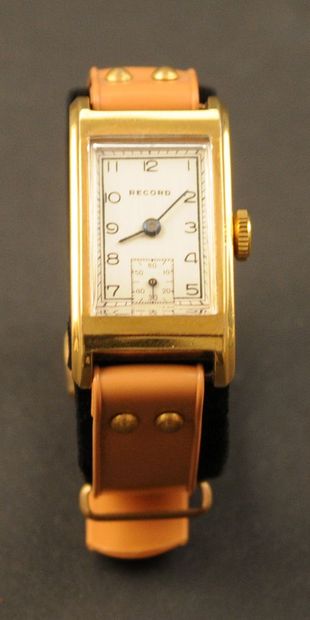 null RECORD WATCH CURVEX, vers 1938
Boitier plaqué or rectangulaire, fond acier....