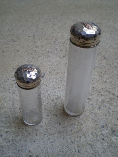null Deux tubes en verre, l'un strié, l'autre légèrement givré, les bouchons en argent...