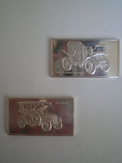 null Deux plaques en argent figurant pour l'une la " De Dion Bouton " de 1900 et...