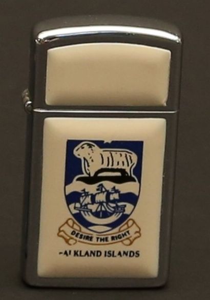 null ZIPPO 
Briquet en métal argenté et plastique blanc orné d'un blason figurant...