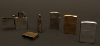 null ZIPPO BRADFORD
Lot de cinq briquets vintage en métal et métal argenté, dont...