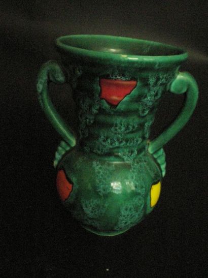 null Vase en grés émaillé vert à deux anses, à décor de pastilles rouge, orange et...