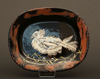 null PICASSO Pablo (1881-1973) MADOURAColombe sur nid de paille. Plat en céramique...