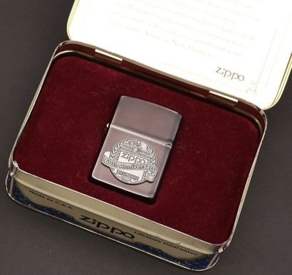 null ZIPPO 
Coffret 60ème anniversaire. Boîte métallique contenant un zippo 1932-1992...