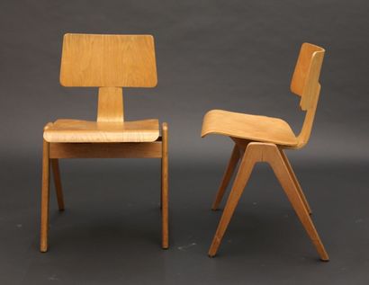 null DAY Robin (1915 - 2010) 
Paire de chaises en bois de placage modèle Hillestak
Hile...