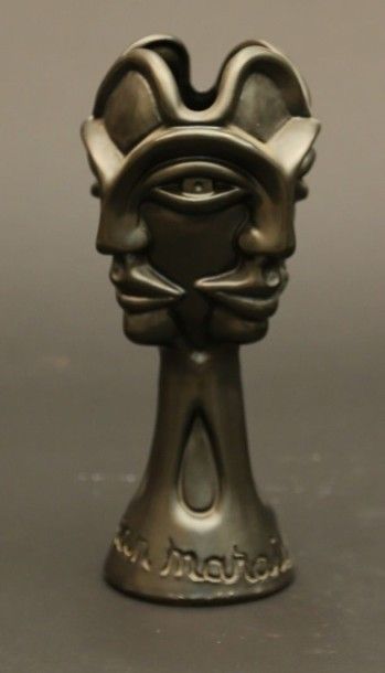 null MARAIS Jean (1913-1998)
Vase en terre cuite aux quatre visages à bords chantournés...