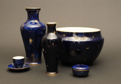 null SEVRES
Vase de forme balustre en porcelaine à fond
bleu poudré à décor d’une...