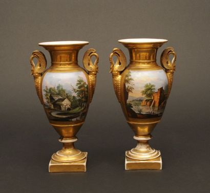 null PARIS
Paire de vases en porcelaine de forme balustre, à décor de scènes pastorales...