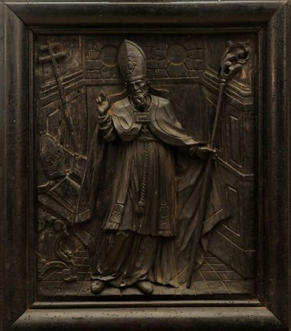 null Panneau
en bois mouluré, sculpté et noirci en haut relief
représentant un évêque
XVIIIème...