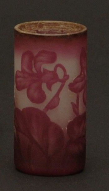 null VESSIERE Charles - NANCY
Petit vase soliflore à décor dégagé à l'acide de violettes
Signé
Haut....