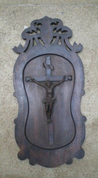 null Crucifix
dans un cadre en bois naturel teinté à fronton
ajouré. XIXème siècle
57...