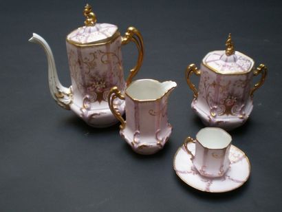 null Service à thé en porcelaine dans le goût Romantique à décor de fleurs polychromes...
