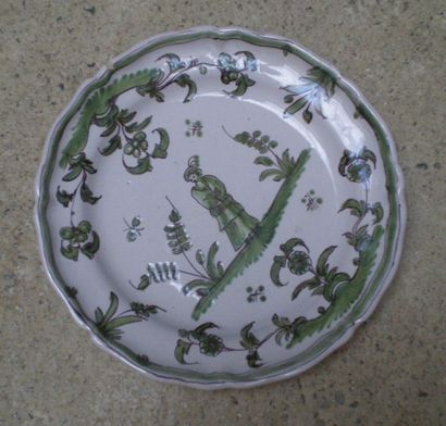 null BORDEAUX
Assiette à bordure contournée décorée en vert et manganèse d'une chinoise...