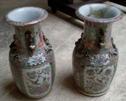 null CANTON
Deux vases de forme balustre en porcelaine à décor en émaux polychromes.
(accidents)
Haut....