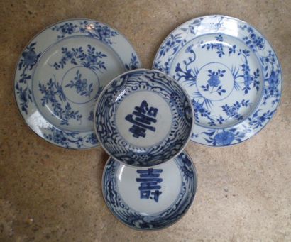 null CHINE 
Deux assiettes circulaires décorées en bleu sur couverte de fleurs de...