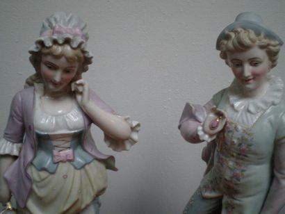 null ALLEMAGNE 
Paire de figurines représentant un couple galant à décor polychrome...