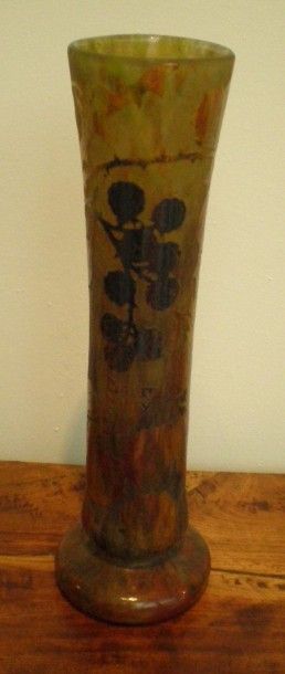 null DAUM - NANCY
Vase soliflore en verre multicouche à décor d'aubépine et feuillages...
