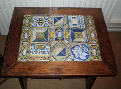 null Table
en bois naturel à entretoise en X, le plateau
orné de carreaux d’azulejos,...