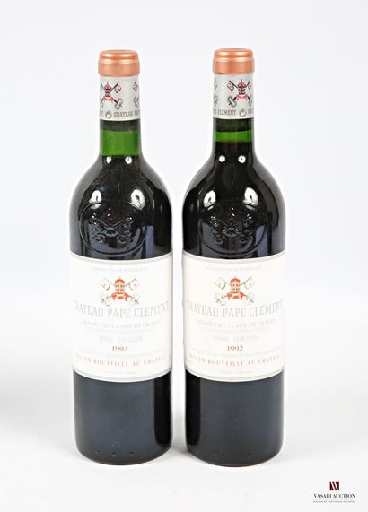 null 2 bottles Château PAPE CLÉMENT Graves GCC 1992
	Barely stained. N: 1 mid-neck,...