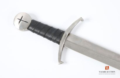 null Knight's sword, 89.5 cm straight blade, double-edged, spherical pommel with...