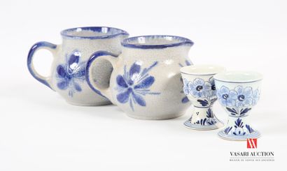 null Paire de pichets en céramique traité en camaïeu bleu à décor tournant de fleurettes...