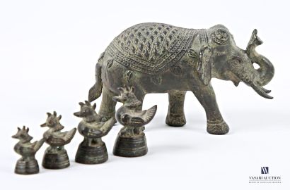 null Lot en bronze patiné vert antique comprenant un éléphant la trompe levée (Haut....