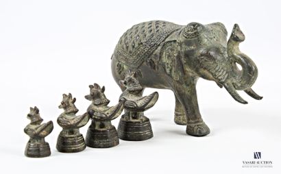 null Lot en bronze patiné vert antique comprenant un éléphant la trompe levée (Haut....