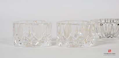 null Deux paires de salières en cristal de forme ovale, la première à décor de côtes,...