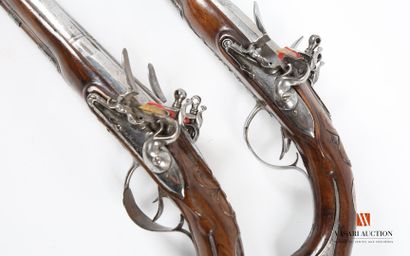null Pair of venerie pistols, 16 cm long round barrels, flintlock locks signed "Pierre...