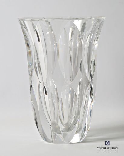 null SAINT LOUIS
Vase en cristal taillé à décor de navettes simulant des feuilles.
Signé...