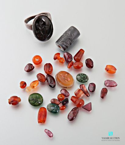 null A lot of polished pearls and hard stones, including agate, carnelian, an intaglio...