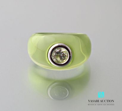 null Anise-colored plexiglass ring set with a synthetic white stone set in 750 thousandths...