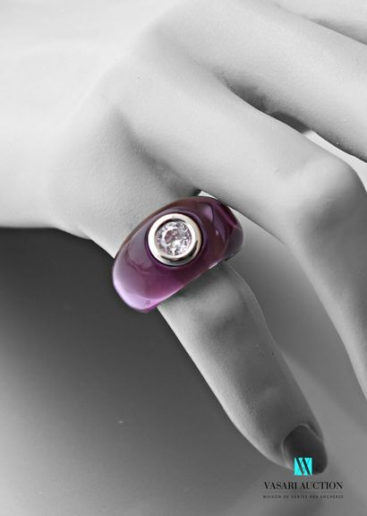 null Plexiglass mauve ring set with a synthetic white stone set in 750 thousandths...