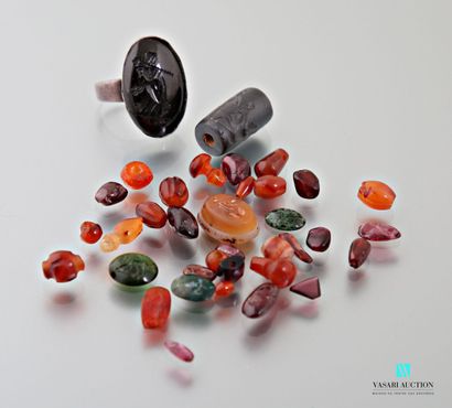 null A lot of polished pearls and hard stones, including agate, carnelian, an intaglio...