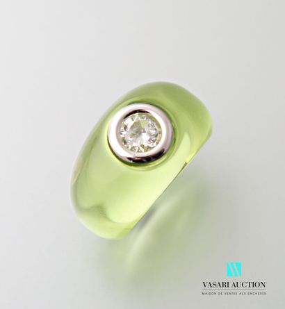 null Anise-colored plexiglass ring set with a synthetic white stone set in 750 thousandths...