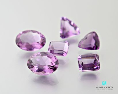 null A lot of 6 emerald-cut, triangle-cut and oval-cut amethysts for 51 carats.