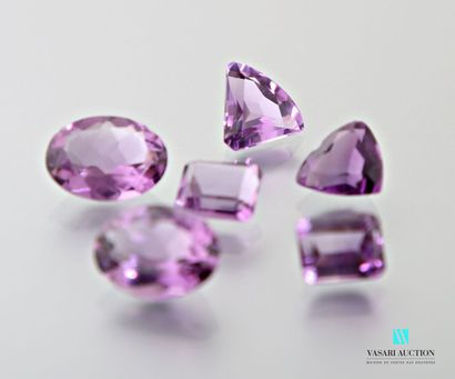 null A lot of 6 emerald-cut, triangle-cut and oval-cut amethysts for 51 carats.