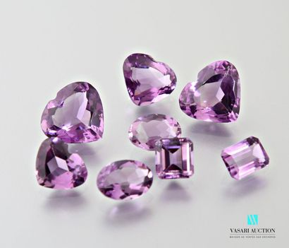 null A lot of 8 emerald-cut, heart-cut and oval amethysts for 69 carats.
