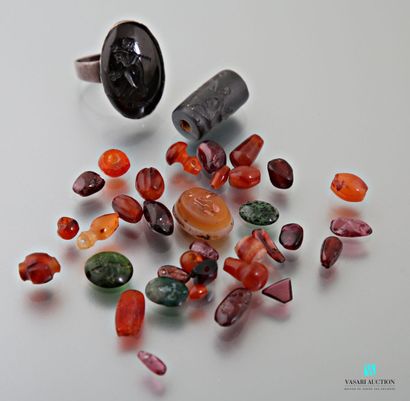 null A lot of polished pearls and hard stones, including agate, carnelian, an intaglio...