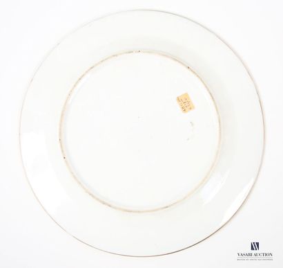 null CHINE
Assiette en porcelaine blanche à décor polychrome et or, en son centre...