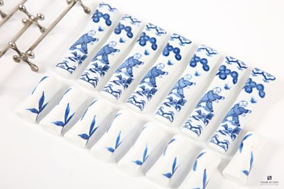 null Lot comprenant sept portes couteau en porcelaine à décor blanc/bleu de feuilles...