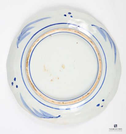 null CHINE
Deux assiettes en porcelaine blanche à décor en camaïeu bleu dans le bassin...