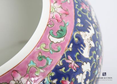 null CHINE
Vase en porcelaine en forme de boule aplatie à décor en émaux polychromes...