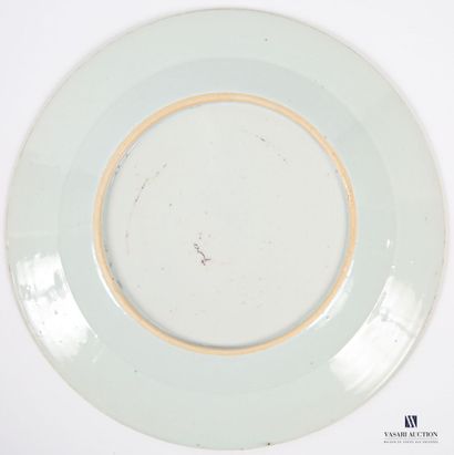 null CHINE
Assiette en porcelaine blanche à décor dans le bassin de pivoines à la...