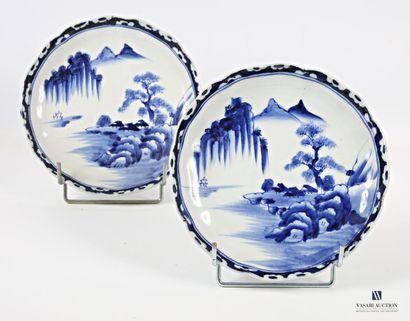 null CHINE
Deux assiettes en porcelaine blanche à décor en camaïeu bleu dans le bassin...