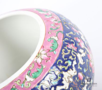 null CHINE
Vase en porcelaine en forme de boule aplatie à décor en émaux polychromes...