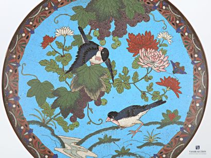 null JAPON 
Plat en métal cloisonné à décor de deux oiseaux dans un entourage végétal...