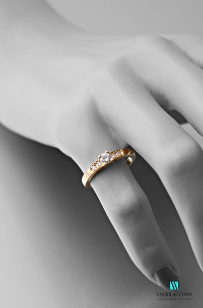 null Ring in yellow gold 750 thousandths set with a central brilliant of approx....